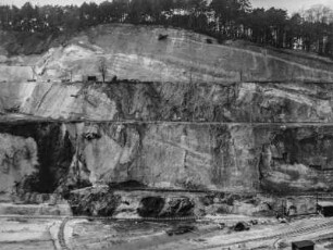 In der Sandgrube : Blick in einen Sandtagebau mit Gebäuden
