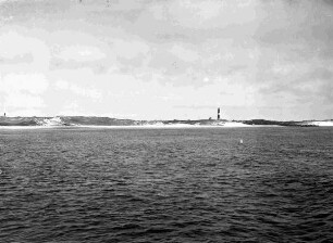 Blick von der Wasserseite auf Dühnen und Leuchtturm