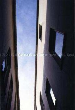 Blick zwischen zwei Häuserfassaden in den Himmel (Altersgruppe 14-17)