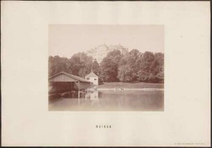 Schloss mit Bootshaus, vom See aus.
