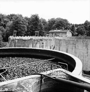 Abwasser: Klärwerk: Wöhrendamm: 2. Bauabschnitt: vorn Tropfbehälter in Betrieb: dahinter zwei Klärbecken im Bau: daran Leitern: hinten rechts Gebäude: im Hintergrund Bäume