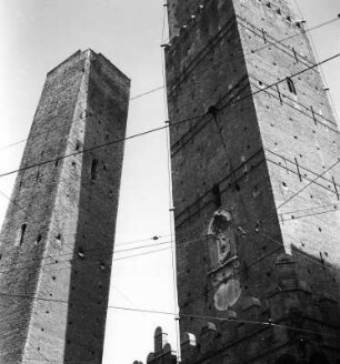 Bologna. Torre Asinelli. Teilansicht der Türme Garisenda und Asinelli