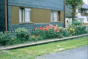 Vorgarten mit schmiedeeisernem Zaun