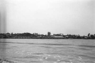 Der Hafen von Benkulu : Blick über Wasser auf eine Hafenlandschaft