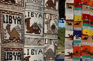 Libyen - Teppiche als Souvenir : Souvenirladen: maschinell hergestellte Folkloreteppiche, aufgenommen 2006