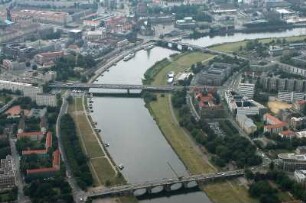 Dresden. Stadtzentrum und Elbe mit Albertbrücke, Carolabrücke und Augustusbrücke. Luftbild-Schrägaufnahme von Südost