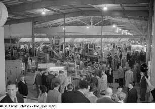 Exponate der Leipziger Herbstmesse 1954, darunter: Geräte des VEB VWF (Vereinigte Werkzeugfabriken) Geringswalde
