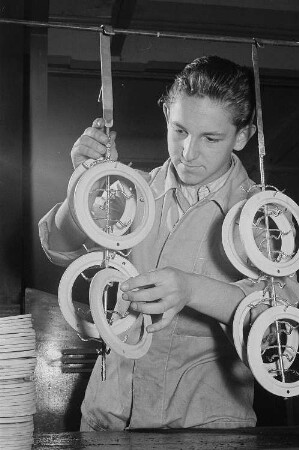 Ein Auszubildender mit zu galvanisierenden Scheiben an einem elektrolytischen Bad im Lehrkombinat des VEB Galvanotechnik Leipzig