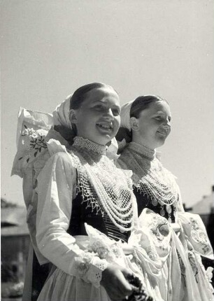 Brautjungfern aus Crostwitz : Kleidung - katholische Tracht. Ort: Chrósćicy / Crostwitz. Brautjungfer (družka). Fronleichnam 1936.