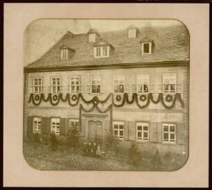 Haus von Heinrich Schnorr von Carolsfeld (gest. 1918) in Schneeberg, Markt 2. zum 400 jährigen Stadtjubiläum festlich geschmückt, damals bewohnt von der Familie Tröger. 8. u. 9. Dezember 1881