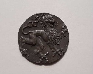 Runde Plakette mit Wappenlöwe