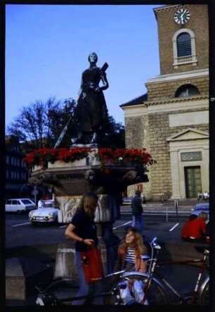 Husum: Marktplatz mit Brunnen und Jugend davor