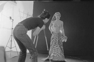 Höfgen. Akt-Pleinair 1979. Eva Mahn fotografiert ein Fotomodell mit Turban