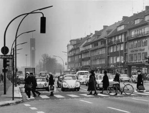 Hamburg-Wandsbek. Fußgänger überqueren die Marktstraße. Im Hintergrund der Turm der Christuskirche