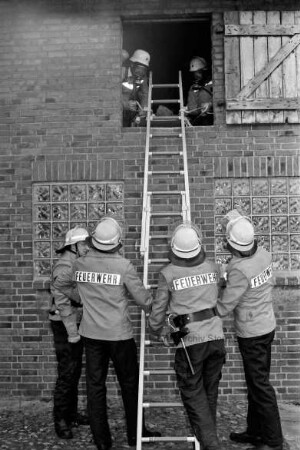 Feuerwehr: Feuerwehrleute üben einen Rettungseinsatz