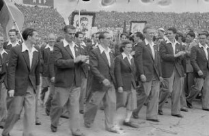 Eröffnung der III. Weltfestspiele der Jugend und Studenten im Walter Ulbricht-Stadion in Berlin : Teilnehmer der Weltfestspiele im Demonstrationszug, Erich Honecker (3.v.l.)