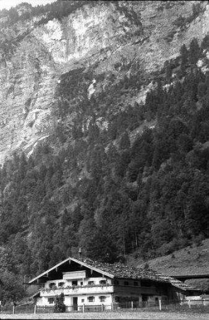 Schneizlreuth: Bauernhaus vor Felswand