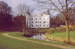 Gartenansicht, davor Schloßgraben