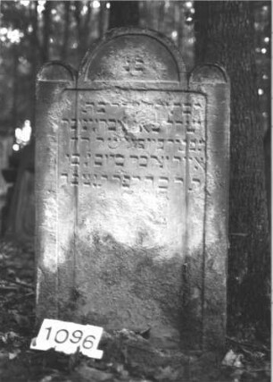 Grabstein 1096 (Index: 99899754) Material: Sandstein Zustand: stark verwittert Maße HxBxT: 105x65x15 cm Beschreibung: Stele mit erhöhtem Rundbogenabschluss, Einzüge halbrund erhöht: Grabstein 1096