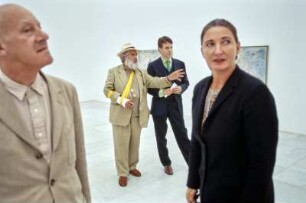 Künstlerarbeiten und Gespräche. Vorn Mark Foster und Frau Graubner, hinten links Gotthard Graubner und Mark Braun
