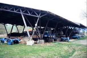 Maschinenschuppen für landwirtschaftliche Maschinen, u.a. Mähdrescher und LKW