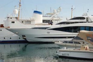 Antibes - Yachthafen : Luxus-Yachten Im Hafen von Antibes, aufgenommen im April 2006