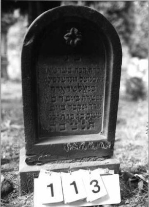 Grabstein 113 (Index: 100096086) Maße HxBxT: 73x35x15 cm Besonderheit: Doppelkindergrab für Zwillinge: Grabstein 113