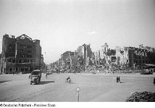Aufnahmen vom zerstörten Berliner Dom, dem Potsdamer Platz und der Potsdamer Brücke in Berlin : Ansicht des zerstörten Potsdamer Platzes