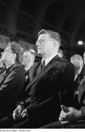 Portrait Dmitri Dmitrijewitsch Schostakowitchs sowie Lotte Ulbrichts im Publikum der Bachfeier