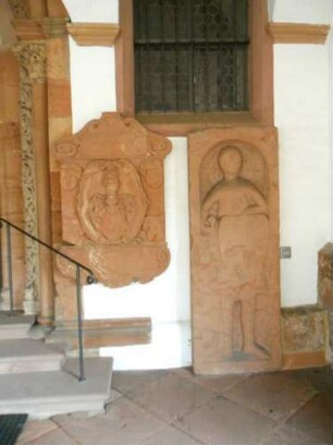 Stiftskirche-Langhaus im Westen - Ansicht im Süden am Hauptportal - Epitaphien an der Wand in Übersicht (mit Ornamentik und Textkartuschen sowie Personendarstellung)