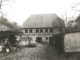 Cossebaude, Talstraße 60. Weingut (1757). Wohnhaus. Hofseite mit Wirtschaftsgebäude und Garagen