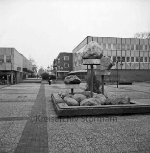 Markt: vorn rechts Findlingsbrunnen: hinten Geschäftshäuser
