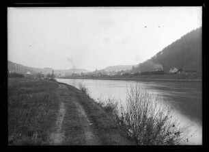 Blick vom Kreuzwertheimer Ufer mainaufwärts vom Güterbahnhof bis Schloßberg mit Burg