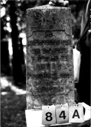 Grabstein 84 (Index: 100109411) Material: Sandstein oder Marmor (?), Sockel Kalksein Zustand: gut Maße HxBxT: 124x30x14 cm Beschreibung: Obelisk, Sockel: Grabstein 84A