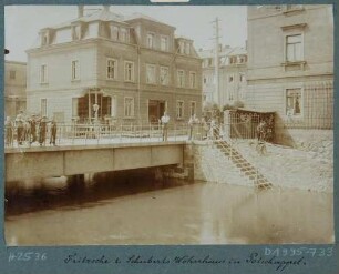 Das vom Hochwasser am 30./31. 7. 1897 zerstörte Wohnhaus der benachbarten Möbelfabrik, Drechslerei und Holzbildhauerei Fritzsche & Schubert in Potschappel (Freital)