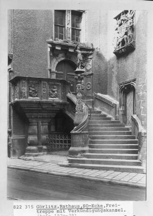 Rathaustreppe mit Kanzel und Säule der Justitzia