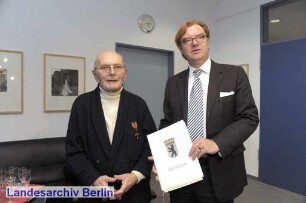 Verleihung des Verdienstkreuzes am Bande an Johannes Hegenbarth (Hannes Hegen), Senatsverwaltung für Kultur, Brunnenstraße (Mitte)