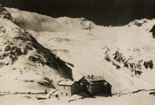 Östereich. Tirol. Zillertaler Alpen. Ansicht der Berliner Hütte. Im Hintergrund der Waxeggkeesgletscher.