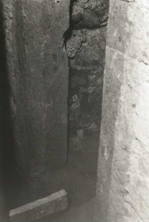 Wechselburg. Stiftskirche. Langhaus. Nördliche Mittelschiffswand. Unterer Teil vom Gewände der Tür zur gotischen Schwalbennestorgel