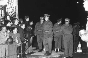 Grenzsoldaten und Mauerbesucher am provisorischen Grenzübergang am Potsdamer Platz