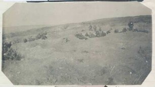 Foto des Vorrückens einer Kompanie des Leib-Grendier-Regimenst 109 durch englische Laufgräben