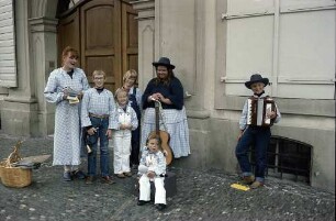 Freiburg i. Br.: Gesangsfamilie vor dem erzbischöflichen Palais