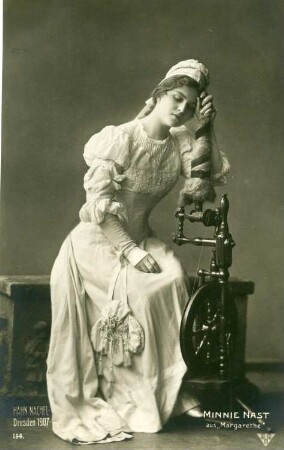 Minnie Nast als Margarete : Minnie Nast als Margarete in "Faust" von Charles Gounod. Königliche Hofoper Dresden, hier als "Margarethe". Fotografie (Weltpostkarte) von E. Müller (Hahn Nachf.), 1907