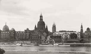 Dresden, Blick vom Neustädter Ufer unterhalb der Carolabrücke über die Elbe zu Brühlscher Terrasse, Kunstakademie, Frauenkirche und Ständehaus : Weiße Flotte, Sächs. Elbschifffahrt