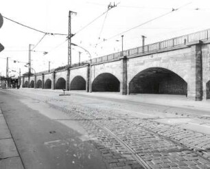 Dresden-Altstadt, Könneritzstraße. Hochgleisanlage (Stadtviadukt) der Eisenbahnstrecke Dresden Hauptbahnhof - Bahnhof Dresden-Neustadt. Bahnbögen 14 bis 21 zwischen Schweriner Straße und Jahnstraße