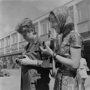 Dresden. Fotografierende Passantinnen an der Wallstraße