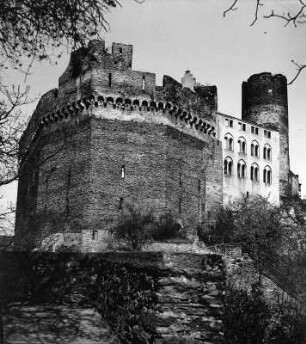 Oberwesel. Schönburg (Ersterwähnung 1149, Ausbau 1301/1400, Zerstörung 1689, Wiederaufbau 1801/1900 und 1901/2000). Der Hohe Mantel