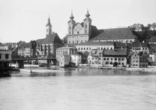Österreich, Steyr. Zusammenfluss von Enns und Steyr mit Michaelerkirche
