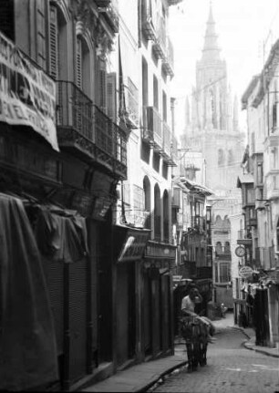 Toledo [Spanien]: Gasse zur Kathedrale