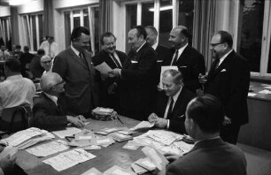 Letzte Vorbereitungen im Wahlamt der Stadt Karlsruhe zur Stimmauszählung für die Bundestagswahl am 28. September 1969.